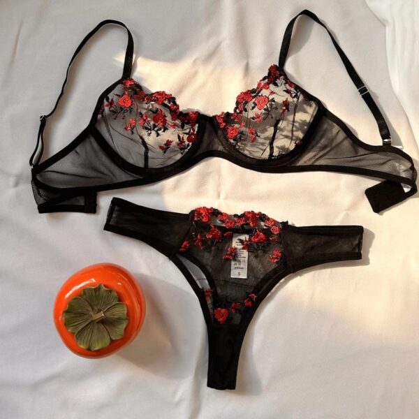 CONJUNTO NEGRO FLORES ROJAS TL