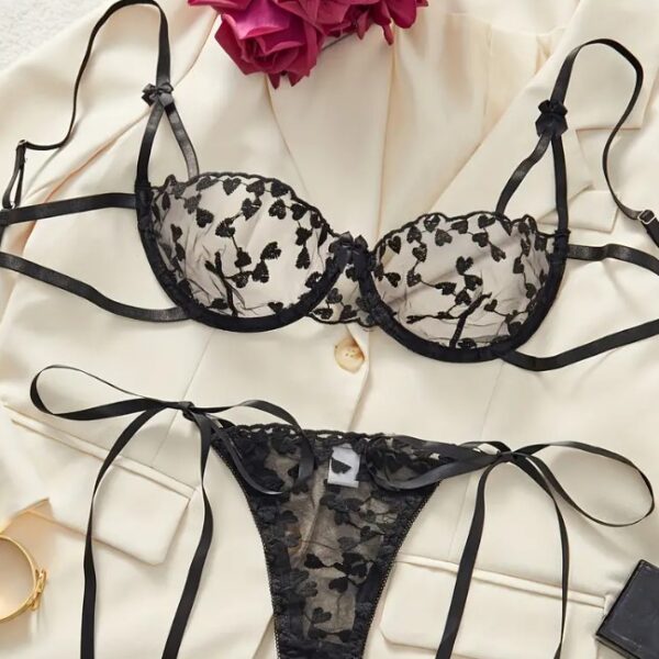 CONJUNTO NEGRO FLOREADO CON TIRAS